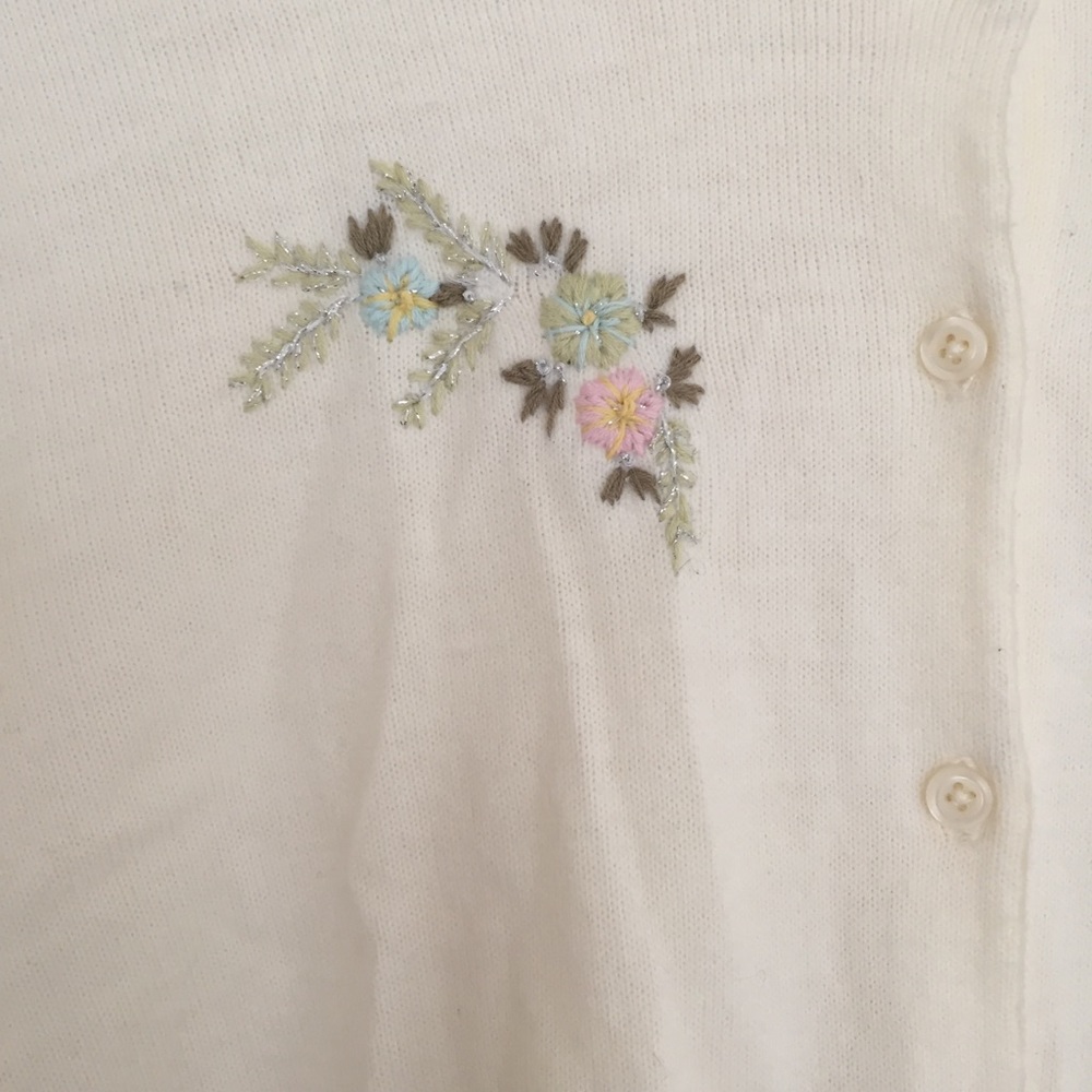 📦SOLD📦 Old Navy ivory cardigan w/flowers - Picture 3 of 8